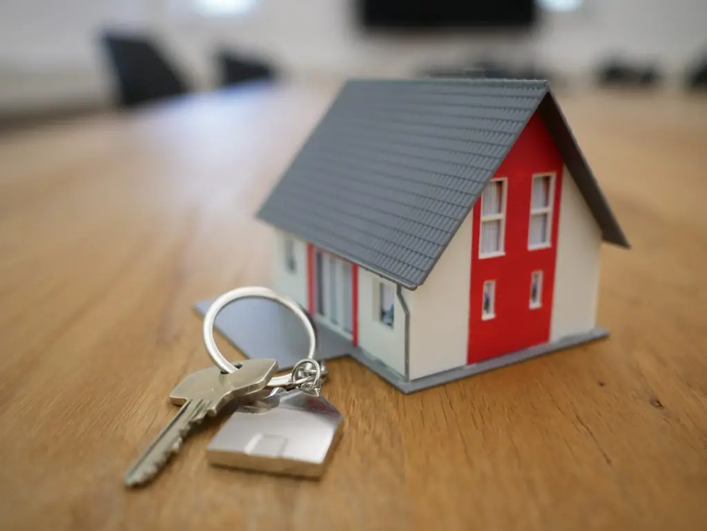 Bild på en nyckel och ett hus i miniatyr